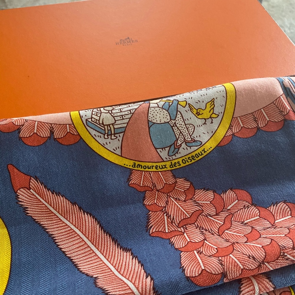 Hermès scarf/shawl. Cashmere/silk material. Original box. Never worn.